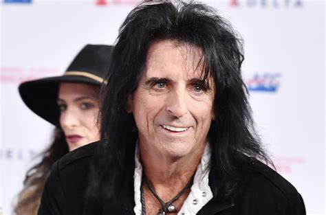 Alice Cooper Gets Vaccinated After Previously Contracting Covid Billboard