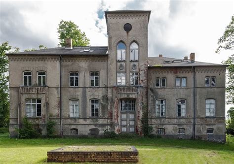Im dorf mecklenburg, nur wenige kilometer von wismar entfernt, befindet sich das großzügige einfamilienhaus mit. Gutshaus Kobrow bei Rostock in 2020 | Altes haus ...