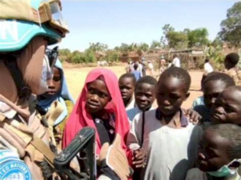 Momen Pasukan Perdamaian PBB Yang Mengajari Anak Anak Di Sudan Bahasa