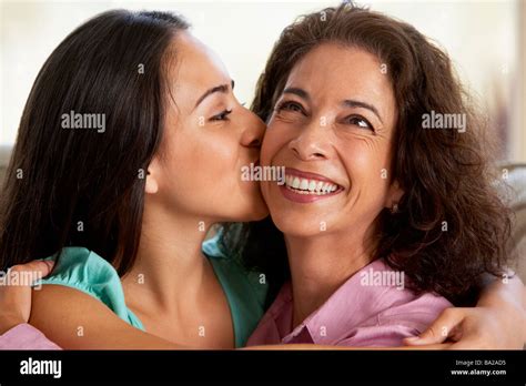 Madre E Hija Juntas En Casa Fotografía De Stock Alamy