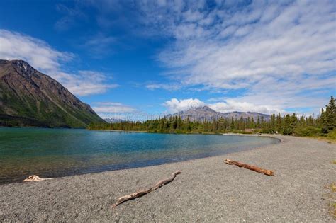 Territorio Canadá De Kluane El Lago Yukón Foto De Archivo Imagen De