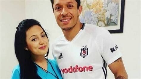 Lateral Adriano Já Veste A Camisa Do Besiktas Da Turquia