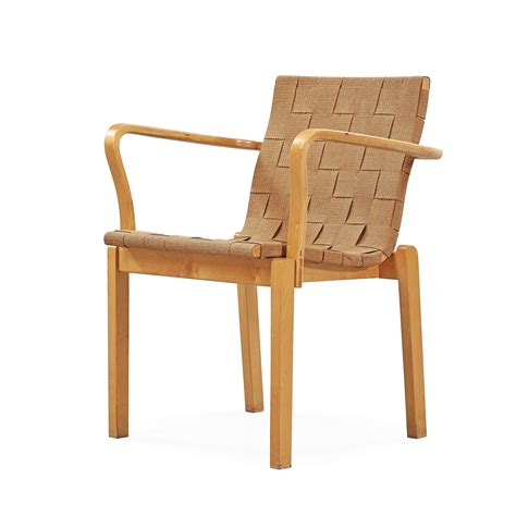 The chair was shown to the public for the first time at an exhibition of standard products held in conjunction with the nordic building forum. ALVAR AALTO, karmstol, licenstillverkad av Aalto Design ...