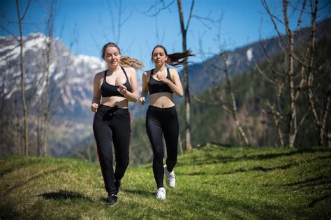 Dolomites Deux Jeunes Femmes Courant Sur Le Terrain Sur Fond De
