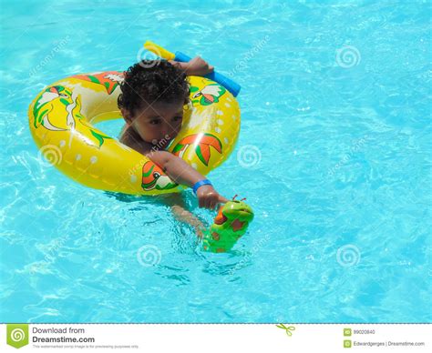 Jogo Feliz Do Menino Na Piscina Foto De Stock Imagem De Azul Bonito