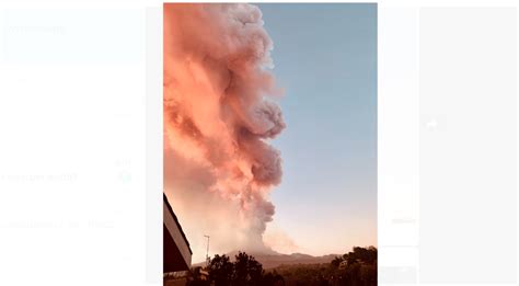 La nube vulcanica emessa, che ha già raggiunto un'altezza di 3.500 metri. L'Etna in eruzione con attività esplosiva. Il video