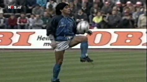 W roku 1989 w związku z sukcesami klubu powstała słynna piosenka napoli forza napoli wykonywana wielokrotnie przez piosenkarza nino d'angelo przy chórze włoskich kibiców. Warm-Up Maradona UEFA-Cup semi-final 1989 HD | Semi final ...