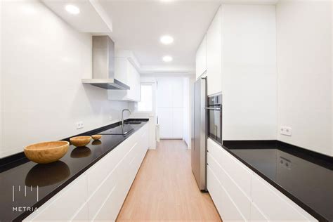 Calefacción individual de gas natural. Reforma de un piso en el centro de Madrid | Cocinas negras ...