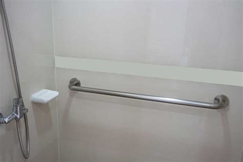 Ferent locations and conﬁgurations of bathtub grab bars. A Guide to Bathroom Grab Bars | Updated for 2021 ...