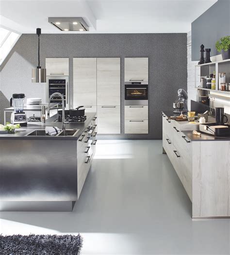 Une cuisine moderne colorée avec îlot central et tabourets de bar. Cuisine avec îlot central : conseils - Clem Around The Corner