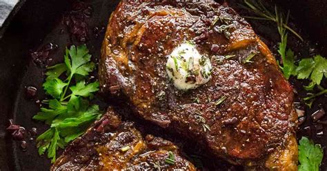 Want something easy and quick to cook for dinner tonight? Ribeye Steaks with Red Wine Reduction Sauce - Jessica Gavin