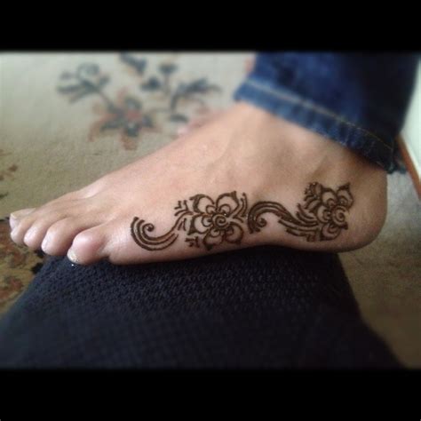 Simple Henna On Feet This Looks Like Something I Could Design