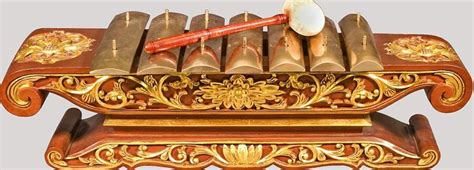 Alat musik daerah jawa tengah lain dalam gamelan adalah saron yang terdiri dari 6 7 bilah pada bingkai kayu yang juga berfungsi sebagai resonator. 15 Alat Musik Gamelan Jawa Lengkap dengan Gambar | Musik, Lagu