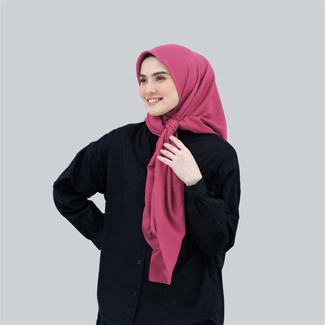 12 Rekomendasi Warna Hijab Untuk Dipadu Baju Warna Hitam Blog Belanja Pay Later Atome