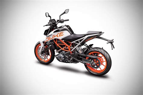 We know the ktm duke 390 is probably the most celebrated motorbike in its class and around the globe. KTM 390 Duke White 2017 Rear Left Studio | AUTOBICS