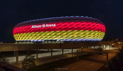 The allianz arena is a famous landmark in munich and the home of the football club fc bayern munich. Allianz Arena München Foto & Bild | fussball, sport ...