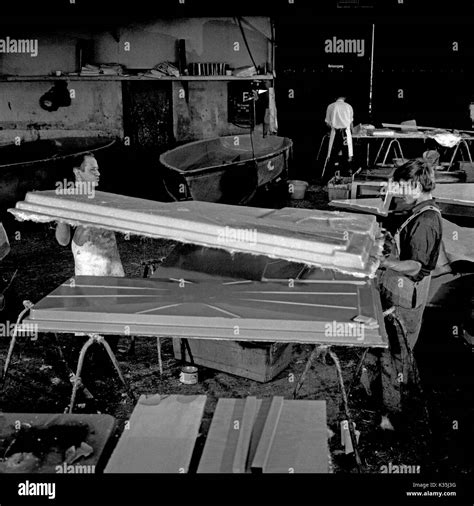 Werftarbeiter Bei Einer Bootswerft In Hamburg Bei Ihrer Täglichen Arbeit Deutschland 1960er