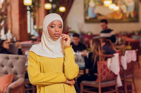 Schönes Muslimisches Mädchen Im Hijab Lächelt Und Wartet In Einem Restaurant Auf Ihr Essen