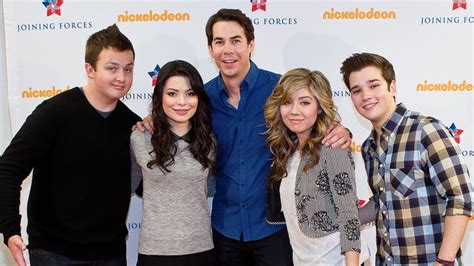 A group of best friends creating a webcast while grappling with everyday problems and adventures. iCarly regresa con su cast original. ¿Dan Schneider será parte del reboot? - AS USA