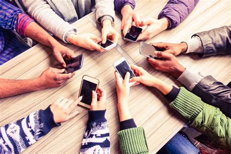 75 Of People Pretend To Use Phone To Avoid Interaction Study