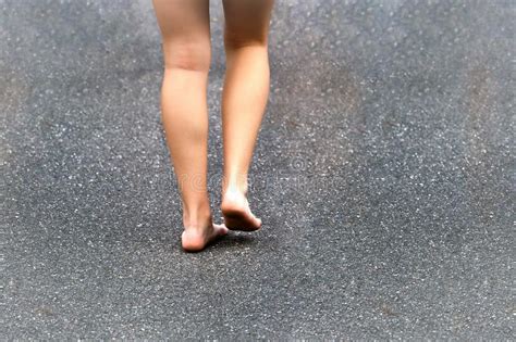 Jeune Fille Aux Pieds Nus Image Stock Image Du Heureux