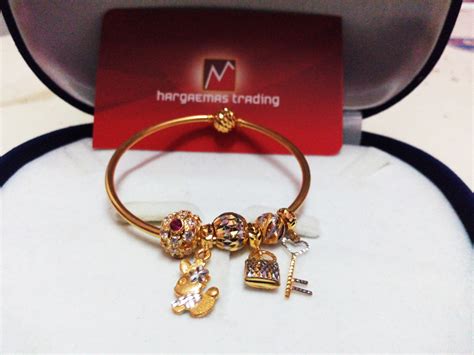 Adapun gelang pandora perak terlihat eksklusif dengan label brand di bagian penghubung kedua ujung gelang. harga emas 916 Emas - Hargaemas BLOG 2019