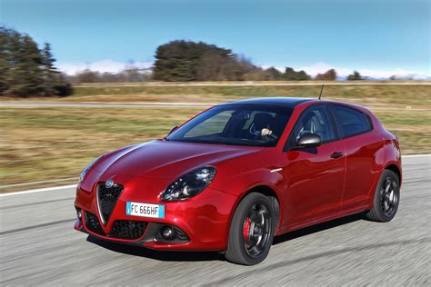 Un style iconique avec de nouveaux intérieurs conçus autour du conducteur. ALFA ROMEO Giulietta specs & photos - 2016, 2017, 2018 ...