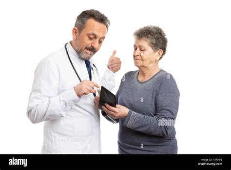 Codiciosos Médico Varón Pidiendo Más Dinero Del Paciente Anciano