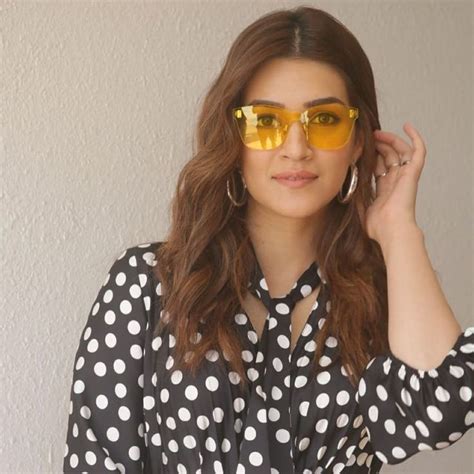 Pin By Kriti Sanon On Kriti Sanon Round Sunglasses Snapchat Spectacles Fashion