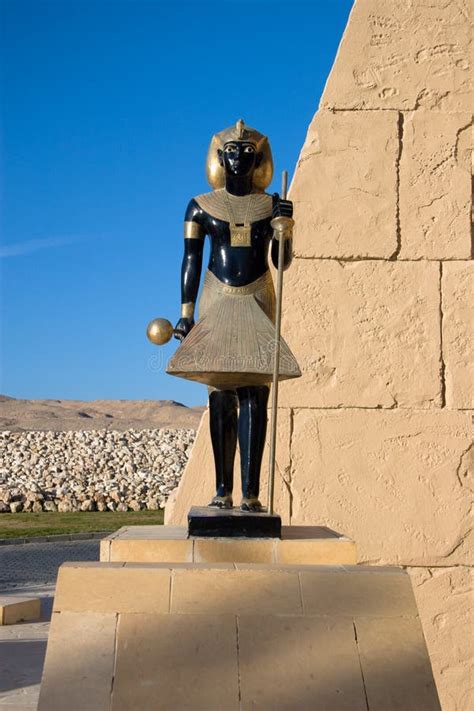 Estatuas Egipcias Antiguas Foto De Archivo Imagen De Piedra 26023002
