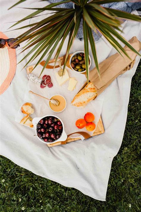 Plan A Picnic Date With This How To Guide These Romantic Picnic Ideas