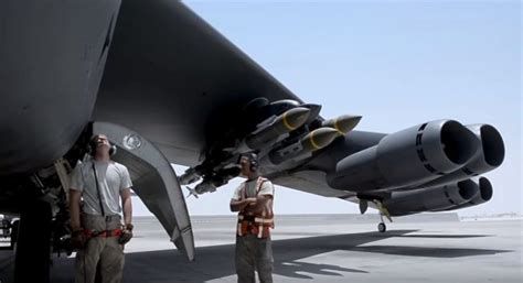 Watch Us Air Force Airmen Turn A B 52s 2000 Pound Warheads Into Smart