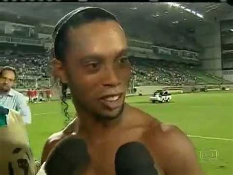 Atualmente é embaixador do barcelona, clube em que fez história. Ronaldinho Gaúcho dá uma cantada em repórter bonita - veja até o fim! - YouTube
