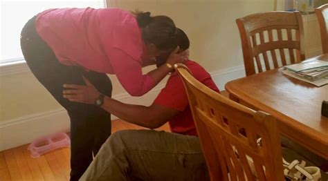 Un vídeo viral reúne a una madre con su hijo tras años sin poder abrazarse F EL MUNDO