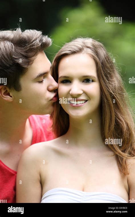 Adolescente Besando A Su Novia Guapa Fotografía De Stock Alamy