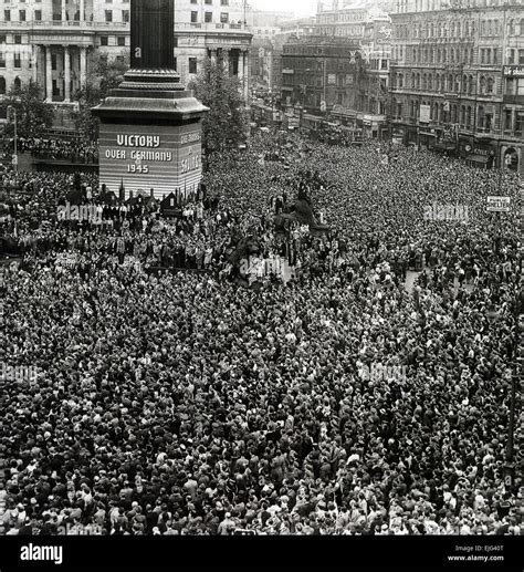 Ve Day 8 May 1945 Celebrations In Trafalgar Square Stock Photo Alamy