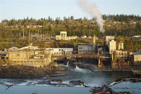 Willamette Falls Oregons Widest Falls Hidden In Industry