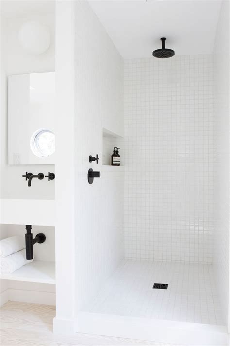 Sometimes one key decorative feature is added for impact, such as the towel rack in the image below. 6 Ideas For Creating A Minimalist Bathroom | CONTEMPORIST