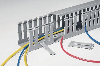Tapar los cables eléctricos que van por la superficie resulta muy cómodo con estas canaletas de plástico. Canaleta para cables: una protección de cable óptima ...