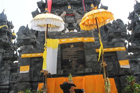 Sarana Hindu Bali Makna Dan Fungsi Pemasangan Tedung Di Tempat Suci Hindu