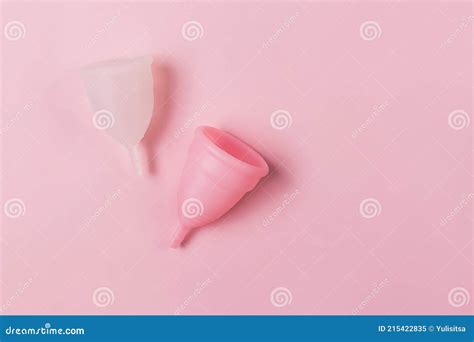 Zwei Menstruationsbecher Auf Rosa Hintergrund Stockbild Bild Von Hygienisch Hintergrund