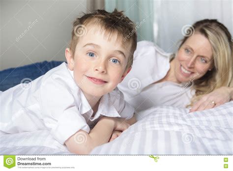 Mutter Und Sohn Die Sich Zusammen Im Bett Entspannen Stockbild Bild