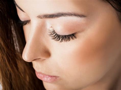 How to apply mascara on natural lashes and make them look like they have grown massive volume oder night. How To Curl Your Eyelashes Without A Curler | Makeup Tutorials