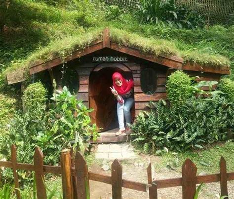 Ada rumah hobbit, spot foto 3d atau pemandangan sekitar gunung panten sendiri yang menakjubkan. Rumah Hobbit Paraland Resort / Rumah Hobbit Bandung 2018 - Kebaya Solo d - Hobbit house ...