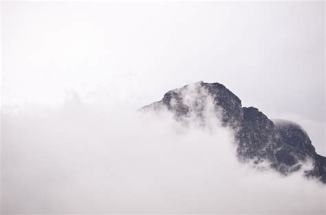 무료 이미지 록 눈 구름 하늘 안개 흐린 아침 산맥 날씨 단색화 정상 회담 대기 현상 지구의 분위기