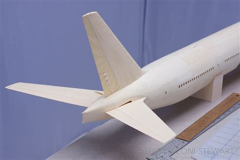 Here is a drawing of aeroplane and some tips for those who draw. 1:60 scale Boeing 777 by paper plane-making wunderkind ...