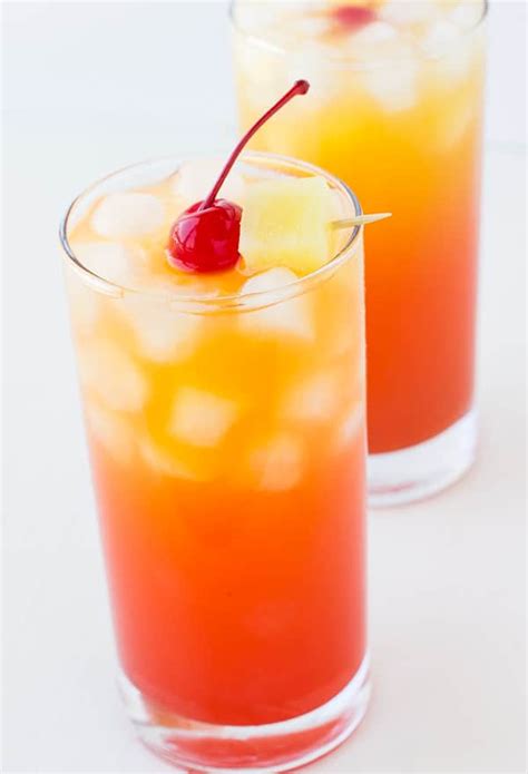 Easy Pineapple Rum Punch Rum Drinks Recipes Mixed Drinks Alcohol