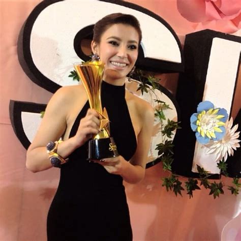 เอมมี่ มรกต ฝากข้อคิดจากละครเรื่องเงาว่าบางสิ่งบางอย่างเราไม่อาจครอบครองได้และไม่ใช่ทุกอย่างที่จะได้ดั่งใจ ติดตามชมละครเรื่องเงา คืน. มาแล้ว !! ภาพรางวัลแรกของปีนี้ ของ เอมมี่ มรกต จากบทบาท "คุณสน" ละคร อาญารัก ช่อง7