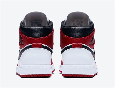 Underfoot, the midsole houses air in the heel for cushioning, with a concentric outsole providing traction. La Air Jordan 1 Mid "Chicago White Heel" è la Chicago 2.0 ...