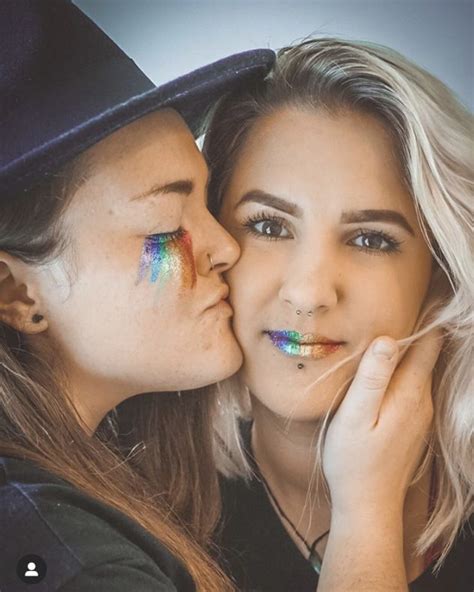 Teer Spanne Hinausgehen Lesbian Kiss Instagram Treiben Versuchen Unabhängig